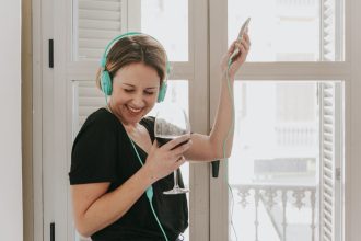 Descubra os 3 principais motivos que levaram ao fim da rádio FM nos dispositivos Android e como isso impacta o consumo de entretenimento e informação.