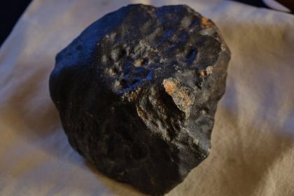 Meteorito” que atingiu mulher pode ser uma rocha da Terra