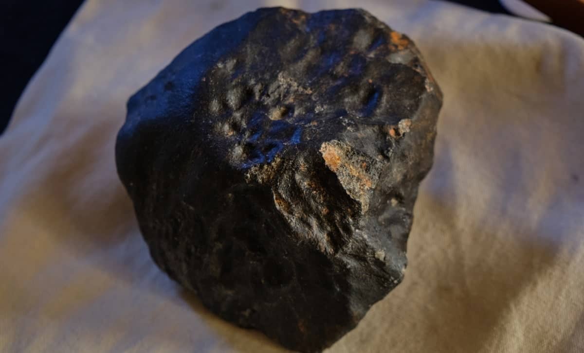 Meteorito” que atingiu mulher pode ser uma rocha da Terra